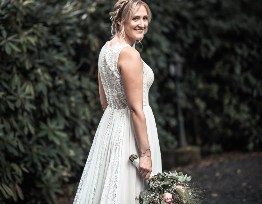 Braut mit Brautstrauß, in Iserlohn, Floristin Michelle Friebner